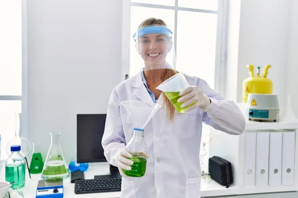 Ung Blond Kvinna Bär Forskare Uniform Mäta Vätska Laboratoriet — Stockfoto