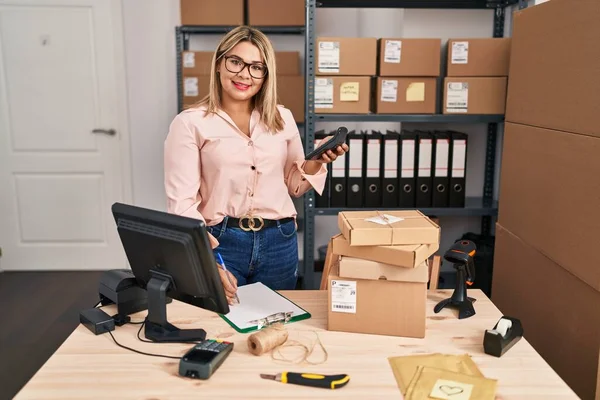 Mujer Hispana Joven Comerciante Comercio Electrónico Escribiendo Portapapeles Oficina —  Fotos de Stock