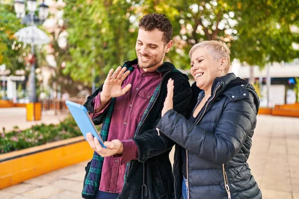 Moeder Zoon Glimlachend Zelfverzekerd Videogesprek Park — Stockfoto