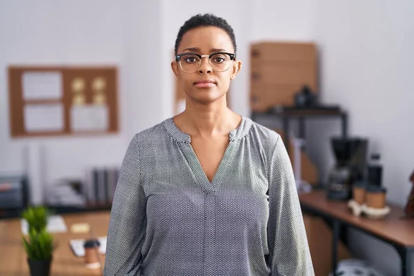 Африканская Американка Работающая Офисе Очках Расслаблена Серьезным Выражением Лица Простой — стоковое фото