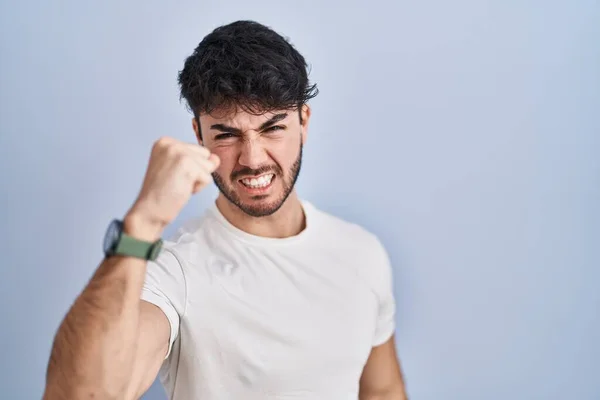 Homem Hispânico Com Barba Sobre Fundo Branco Irritado Louco Levantando — Fotografia de Stock