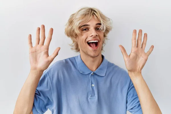 Joven Hombre Moderno Pie Sobre Fondo Aislado Mostrando Señalando Hacia — Foto de Stock