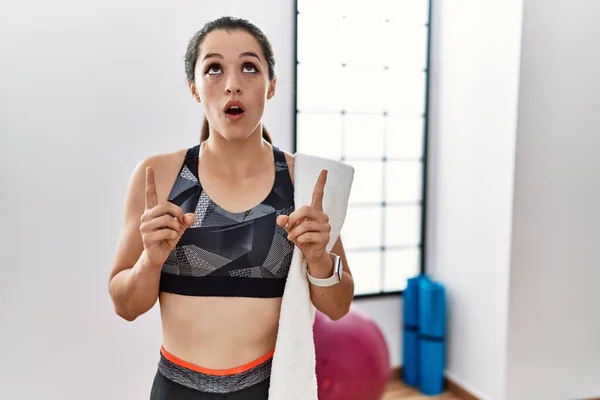 Young Brunette Woman Wearing Sportswear Towel Gym Amazed Surprised Looking — Stock Photo, Image