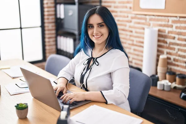Ofiste Çalışan Genç Beyaz Kadın Adamı Dizüstü Bilgisayar Kullanıyor — Stok fotoğraf