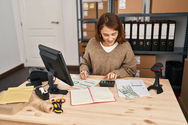 Joven Mujer Caucásica Comercio Electrónico Empresa Trabajador Contabilidad Economía Oficina —  Fotos de Stock