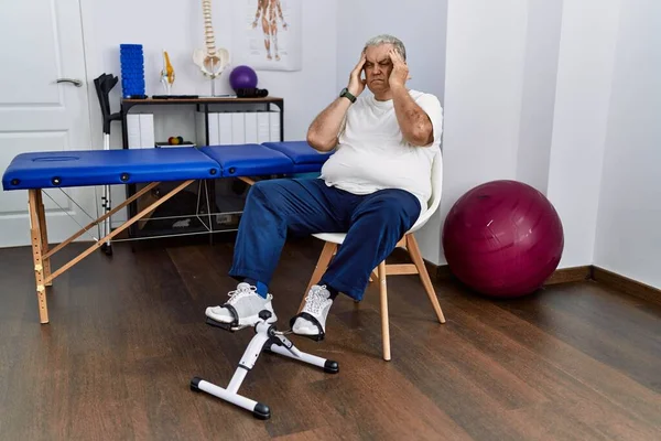 Homem Caucasiano Sênior Clínica Fisioterapia Usando Exercitador Pedal Com Mão — Fotografia de Stock