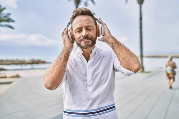 Medelålders Man Lyssnar Musik Vid Havet — Stockfoto