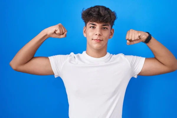 Adolescente Hispano Pie Sobre Fondo Azul Mostrando Los Músculos Los — Foto de Stock