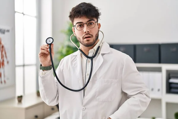 Hispanic Man Beard Wearing Doctor Uniform Stethoscope Scared Amazed Open — Stock Photo, Image