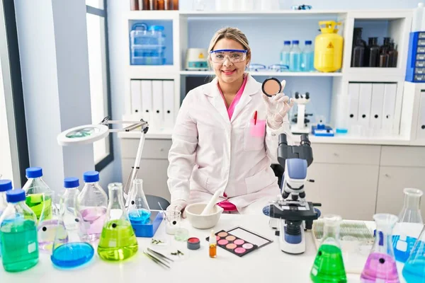 Молода Іспаномовна Жінка Яка Працює Науковій Лабораторії Робить Вигляд Позитивним — стокове фото