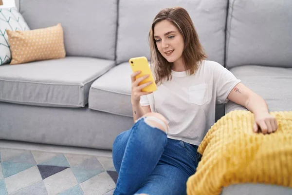 Young Woman Using Smartphone Sitting Floor Home — Fotografia de Stock