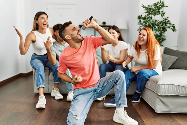 Grupo Jóvenes Amigos Haciendo Fiesta Cantando Canción Usando Micrófono Casa —  Fotos de Stock
