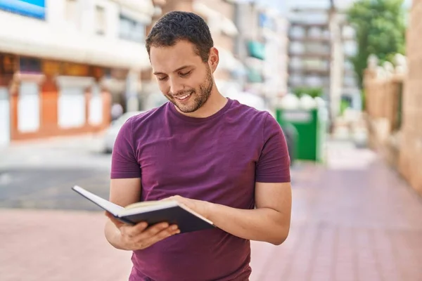 Young Man Smiling Confident Reading Book Street — Φωτογραφία Αρχείου