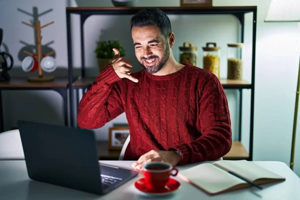 Junge Hispanische Mann Mit Bart Mit Computer Laptop Der Nacht — Stockfoto