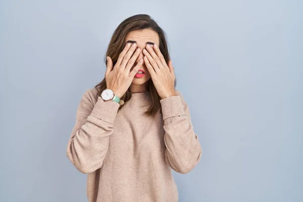 年轻女子站在孤立的背景下揉揉眼睛 以消除疲劳 困倦和疲倦的表情 视力问题 — 图库照片