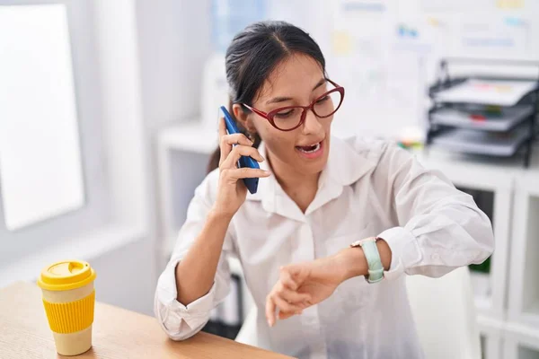 Jonge Mooie Spaanse Vrouw Zakenman Praten Smartphone Kijken Horloge Kantoor — Stockfoto