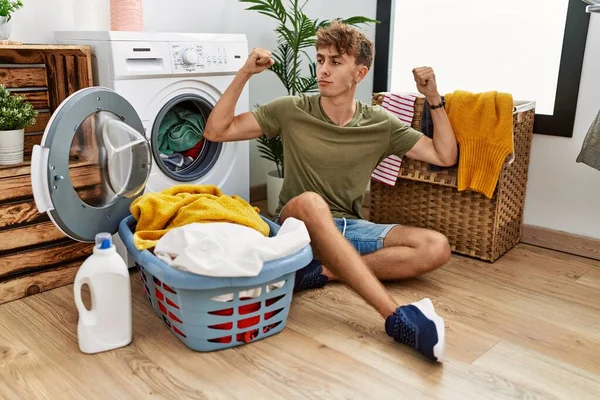 Junger Kaukasier Der Schmutzige Wäsche Die Waschmaschine Füllt Und Dabei — Stockfoto