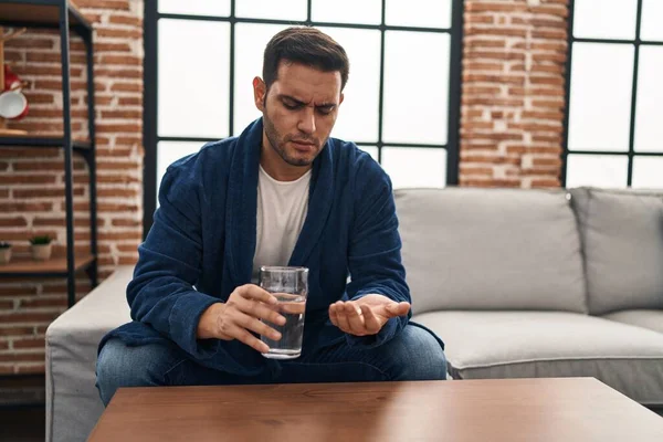 Junger Hispanischer Mann Nimmt Pillen Hause Auf Sofa — Stockfoto