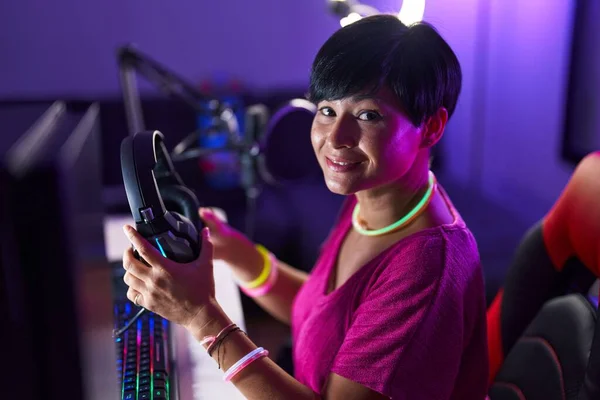 Middle Age Chinese Woman Streamer Smiling Confident Holding Headphones Gaming — Fotografia de Stock