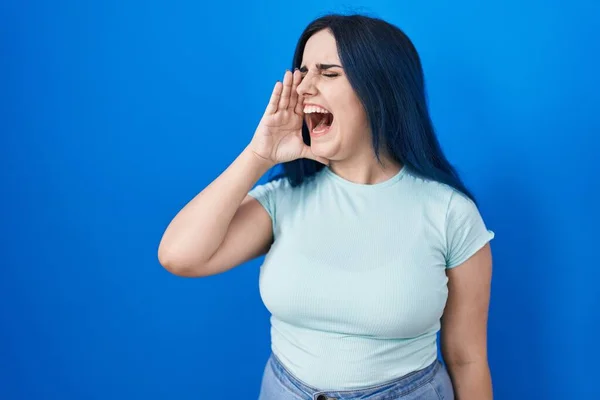 Young Modern Girl Blue Hair Standing Blue Background Shouting Screaming — Φωτογραφία Αρχείου