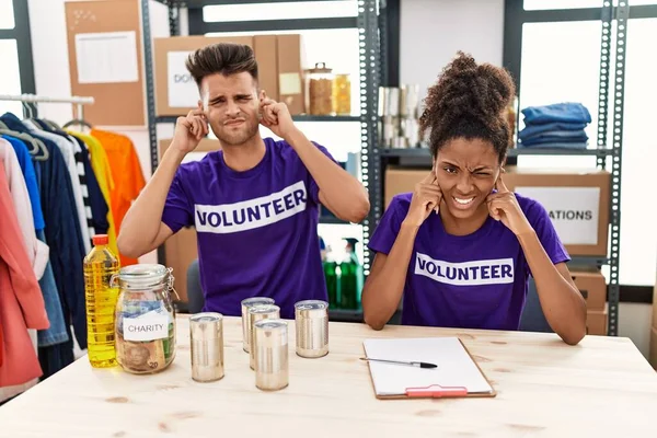 Los Jóvenes Interracial Que Usan Camisetas Voluntarias Las Donaciones Paran —  Fotos de Stock