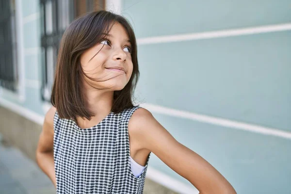 Jong Hispanic Meisje Glimlachen Buiten Naar Stad — Stockfoto