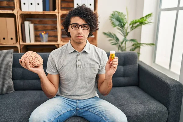 Spaanse Man Met Krullend Haar Die Werkt Aan Depressie Die — Stockfoto