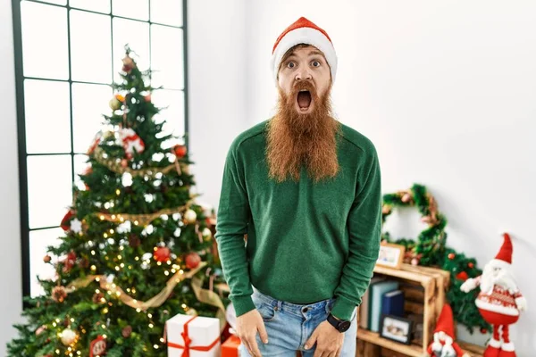 Pelirrojo Con Barba Larga Llevando Sombrero Navidad Por Árbol Navidad — Foto de Stock