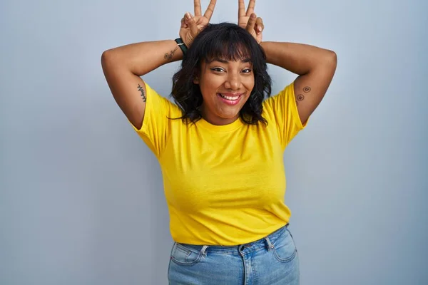 Hispanic Woman Standing Blue Background Posing Funny Crazy Fingers Head — Stock Photo, Image