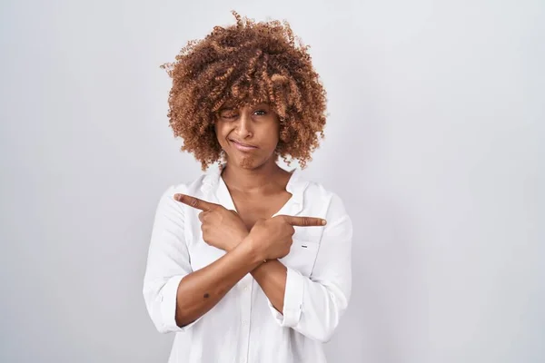 Jonge Spaanse Vrouw Met Krullend Haar Witte Achtergrond Wijzend Naar — Stockfoto