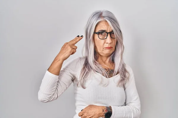 Frau Mittleren Alters Mit Grauen Haaren Steht Vor Weißem Hintergrund — Stockfoto
