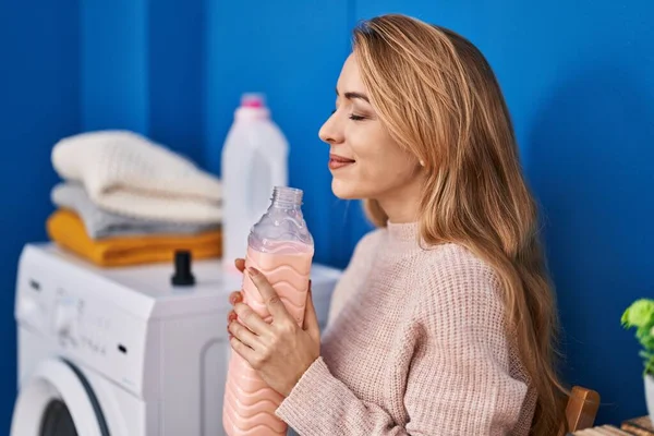 Çamaşır Odasında Çamaşır Makinesini Bekleyen Deterjan Kokusu Alan Genç Bir — Stok fotoğraf