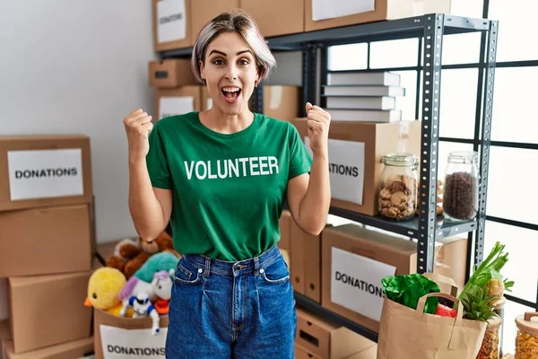 Young Beautiful Woman Wearing Volunteer Shirt Donations Stand Screaming Proud — Stock Photo, Image