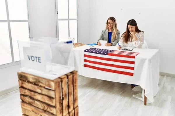 Duas Jovens Americanas Trabalhando Faculdade Mesa Eleitoral — Fotografia de Stock