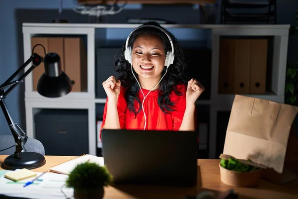 Молодая Азиатка Работающая Офисе Ноутбуком Ночам Празднует Сумасшествие Удивляется Успеху — стоковое фото