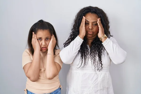 Mutter Und Kleine Tochter Stehen Vor Weißem Hintergrund Mit Der — Stockfoto