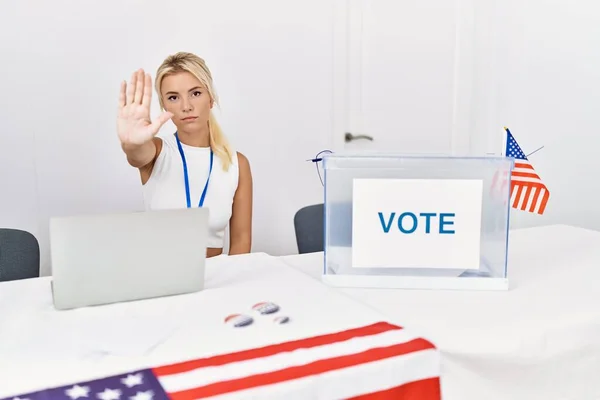Młoda Biała Kobieta Amerykańskich Wyborach Politycznych Przestaje Śpiewać Ręki Ręki — Zdjęcie stockowe