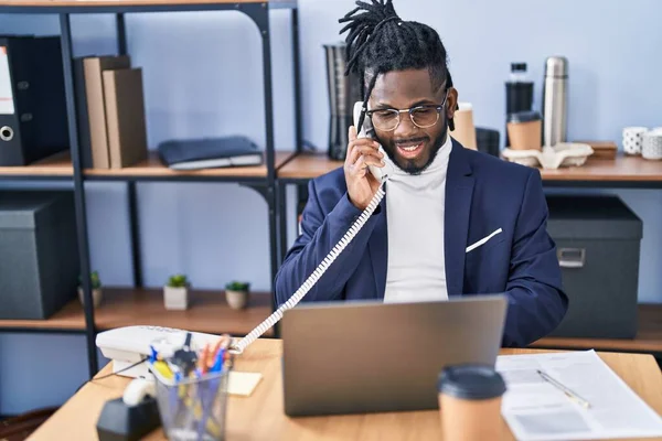 Afroamerikanerin Arbeitet Mit Laptop Büro Telefon — Stockfoto