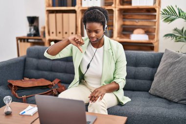 Afrika kökenli Amerikalı bir kadın danışmanlık ofisinde kızgın bir suratla oturum yapıyor. Negatif işaretler, reddedilme kavramından hoşlanmadığını gösteriyor. 