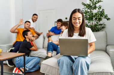 Partide bir grup genç arkadaş 