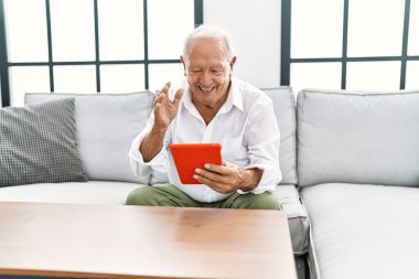 Son sınıf öğrencisi gülümsüyor. Video araması için kendine güveniyor.