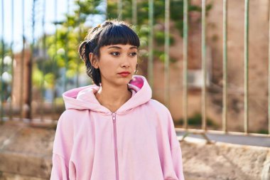 Sokakta rahat bir ifadeyle duran genç kadın.