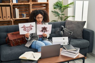 Genç Afrikalı Amerikalı kadın psikolog telekonksiyon yaptırıyor. Psikoloji merkezinde hata testi yapıyor.