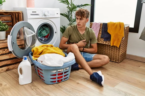 Junger Kaukasischer Mann Der Schmutzige Wäsche Mit Der Hand Auf — Stockfoto
