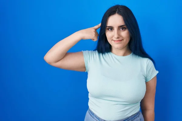 Young Modern Girl Blue Hair Standing Blue Background Smiling Pointing — Φωτογραφία Αρχείου