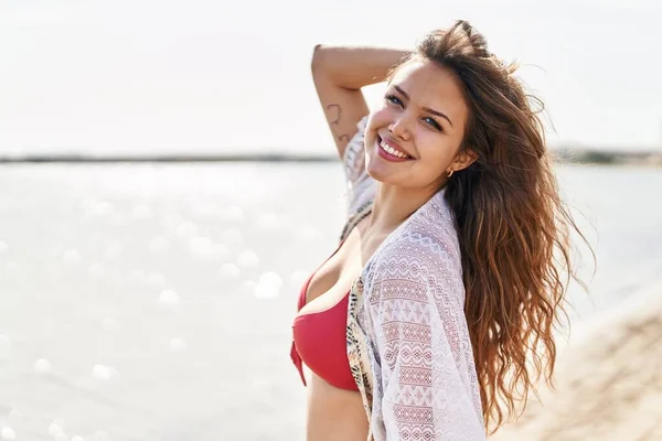 Mladý Krásný Hispánec Žena Turista Úsměv Jistý Nošení Bikiny Pláži — Stock fotografie
