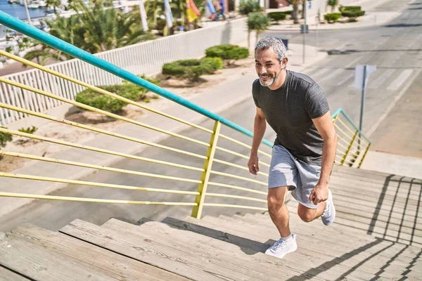 Hombre Hispano Mediana Edad Usando Ropa Deportiva Corriendo Por Calle — Foto de Stock