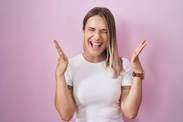 Blonde Caucasian Woman Standing Pink Background Celebrating Mad Crazy Success — Stockfoto