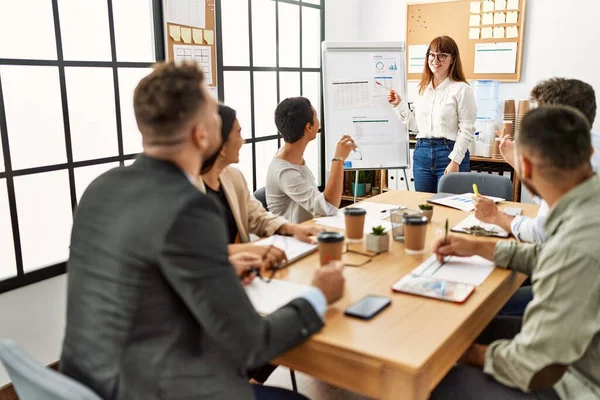 Gruppe Von Geschäftsleuten Hört Chef Konferenz Während Besprechung Büro — Stockfoto