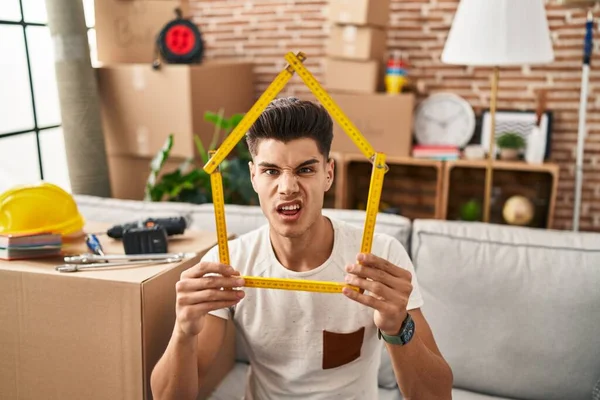 Jonge Spaanse Man Verhuist Naar Een Nieuw Huis Zonder Enig — Stockfoto